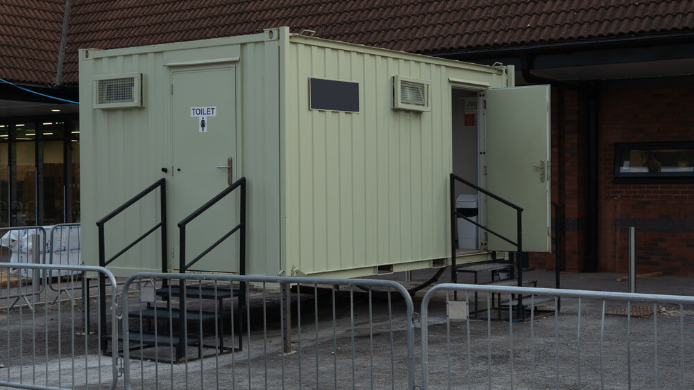 Kontener sanitarny z prysznicem i WC – niezastąpione rozwiązanie na budowę i eventy